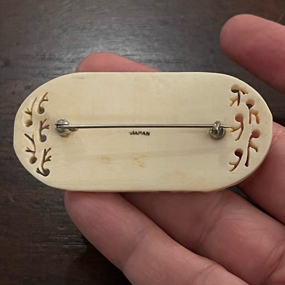 Japanese 1950s hand carved bone floral silver tone pin brooch - Picture 6 of 8